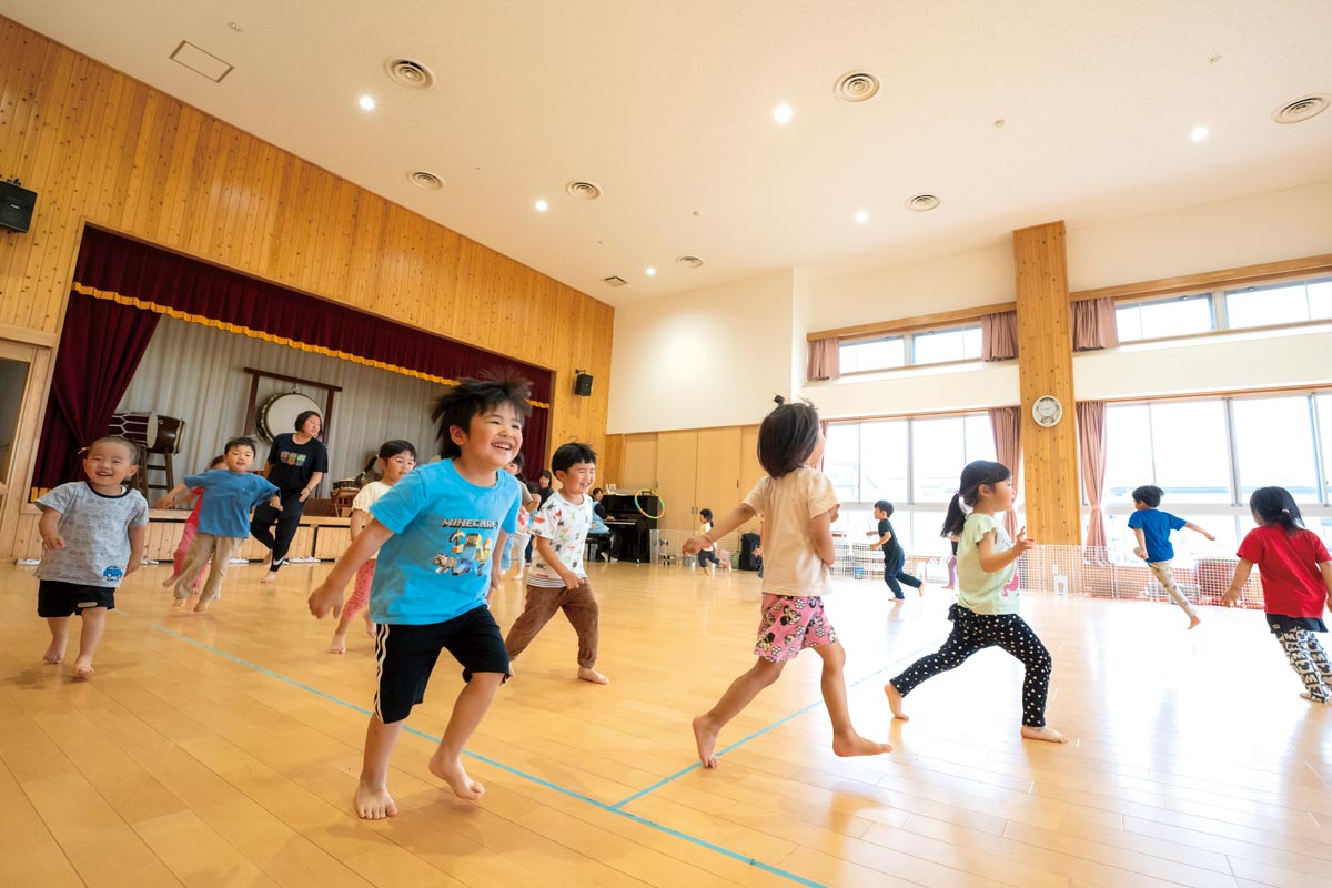 ホールで鬼ごっこや体操もするよ！